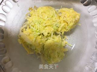 如何用包菜制作美味的小咸菜的做法步骤：3
