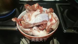 清汤羊蝎子炖萝卜的做法步骤：1
