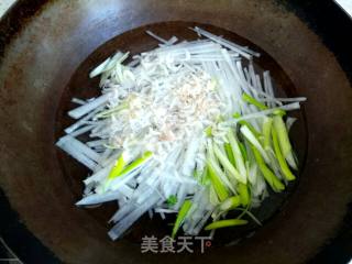 萝卜丝虾皮香菜粉丝汤的做法步骤：3