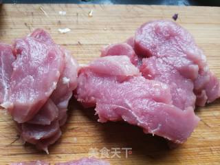 肉丝带底(怎么让肉丝更滑嫩)的做法步骤：1