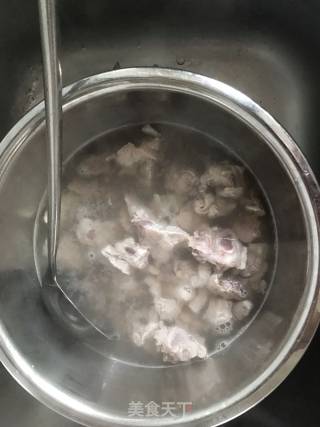石斛排骨汤的做法步骤：1