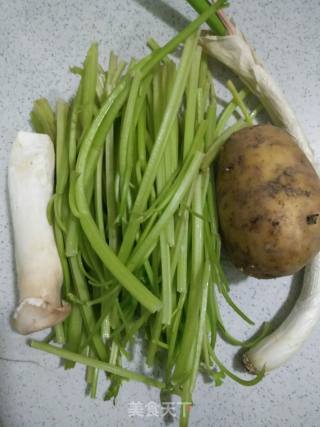 芹菜炒土豆丝的做法步骤：1