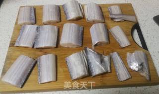 炸带鱼的做法步骤：1