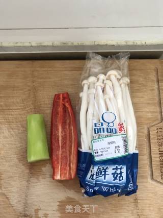 素炒海鲜菇的做法步骤：1