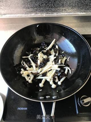 素炒海鲜菇的做法步骤：7