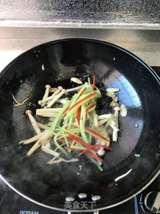 素炒海鲜菇的做法步骤：8