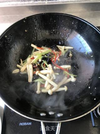 素炒海鲜菇的做法步骤：9