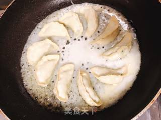 水煎饺的做法步骤：6