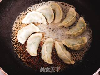 水煎饺的做法步骤：7