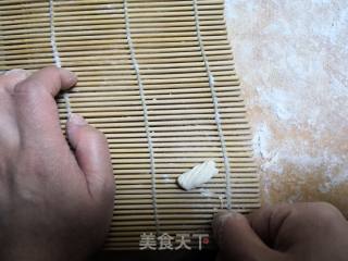 如何处理剩面团-油泼螺纹面的做法步骤：5