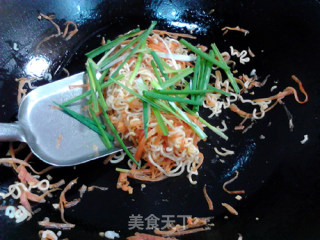 银鱼海苔胡萝卜炒方便面的做法步骤：11