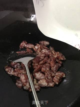 煎腊肠的做法步骤：2