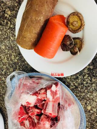 排骨煲淮山药汤的做法步骤：1