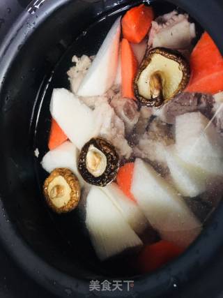 排骨煲淮山药汤的做法步骤：3