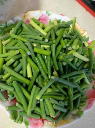 牛肉末炒蒜薹的做法步骤：1