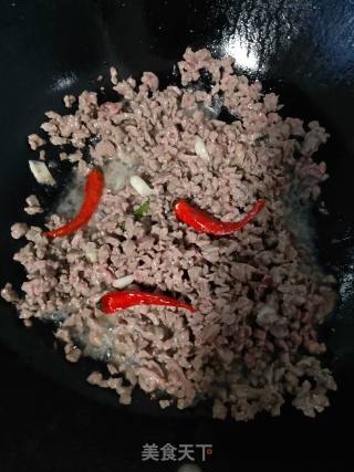 牛肉末炒蒜薹的做法步骤：3
