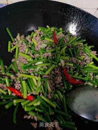 牛肉末炒蒜薹的做法步骤：5