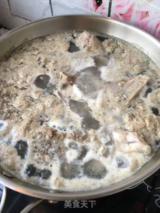白萝卜羊骨汤的做法步骤：4