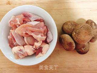 香菇鸡腿汤的做法步骤：1