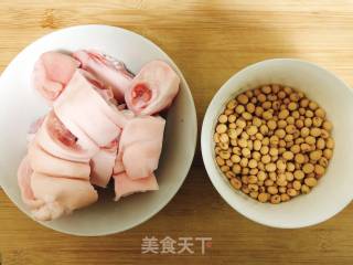 猪脚黄豆汤的做法步骤：1
