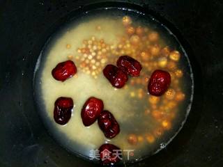 红枣芡实莲子粥的做法步骤：4
