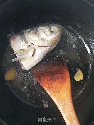 砂锅鱼头汤的做法步骤：2