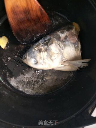 砂锅鱼头汤的做法步骤：3