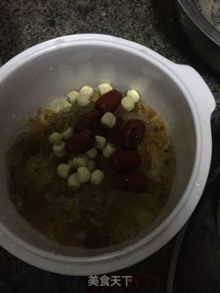 桃胶银耳汤的做法步骤：3
