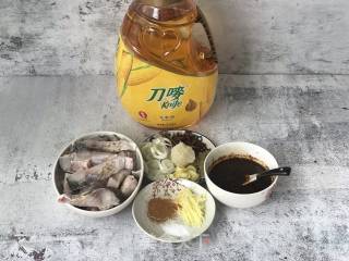 五香熏鱼的做法步骤：1