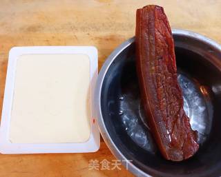 #腊味#腊肉蒸豆腐卧蛋的做法步骤：1