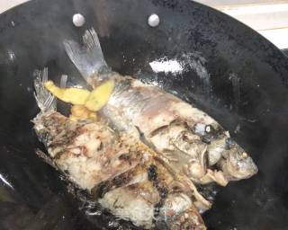 鲫鱼汤的做法步骤：5