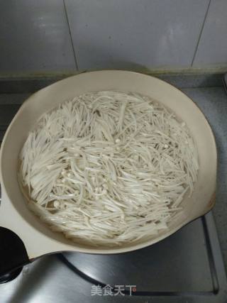 金针菇炒西生菜的做法步骤：5