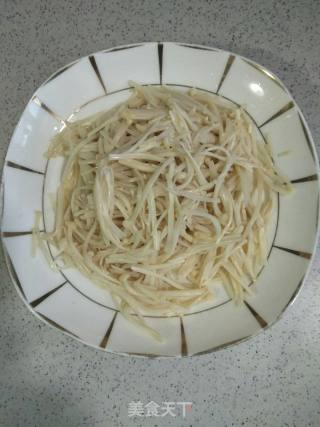 金针菇炒西生菜的做法步骤：6
