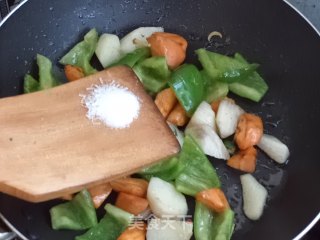 山药青椒胡萝卜的做法步骤：7