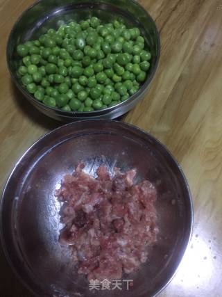 瘦肉豌豆粒的做法步骤：1