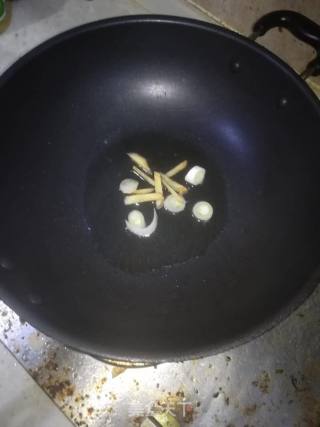 蒜苔炒腊肠的做法步骤：2