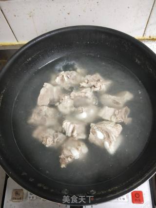莲藕排骨汤的做法步骤：2