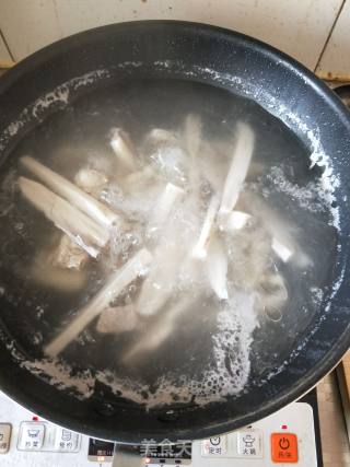 莲藕排骨汤的做法步骤：4