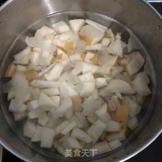 红酒冰糖梨的做法步骤：2