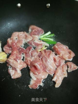 瘦肉炒双菇的做法步骤：5