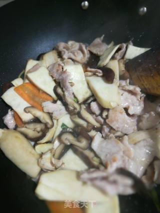 瘦肉炒双菇的做法步骤：6