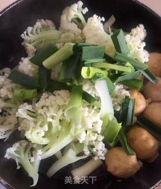菜花炒墨鱼丸的做法步骤：7