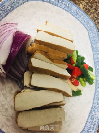 香干炒洋葱的做法步骤：2