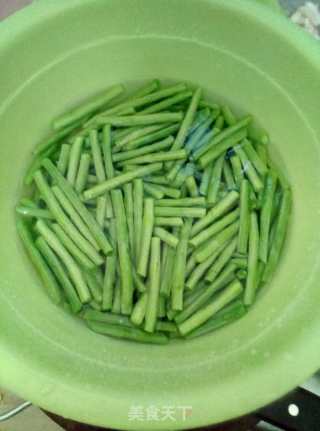 素炒豆角的做法步骤：1