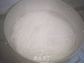 如何调汤鲜味美红油酸辣汁的做法步骤：11