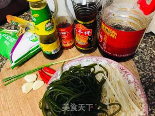 辣拌海带丝金针菇的做法步骤：1
