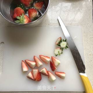 草莓克拉夫提的做法步骤：2