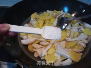 土豆蛋皮炒杏鲍菇的做法步骤：6