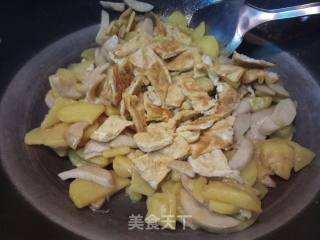 土豆蛋皮炒杏鲍菇的做法步骤：10