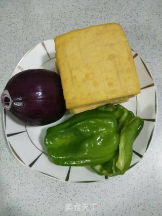 元葱炒豆腐干的做法步骤：1